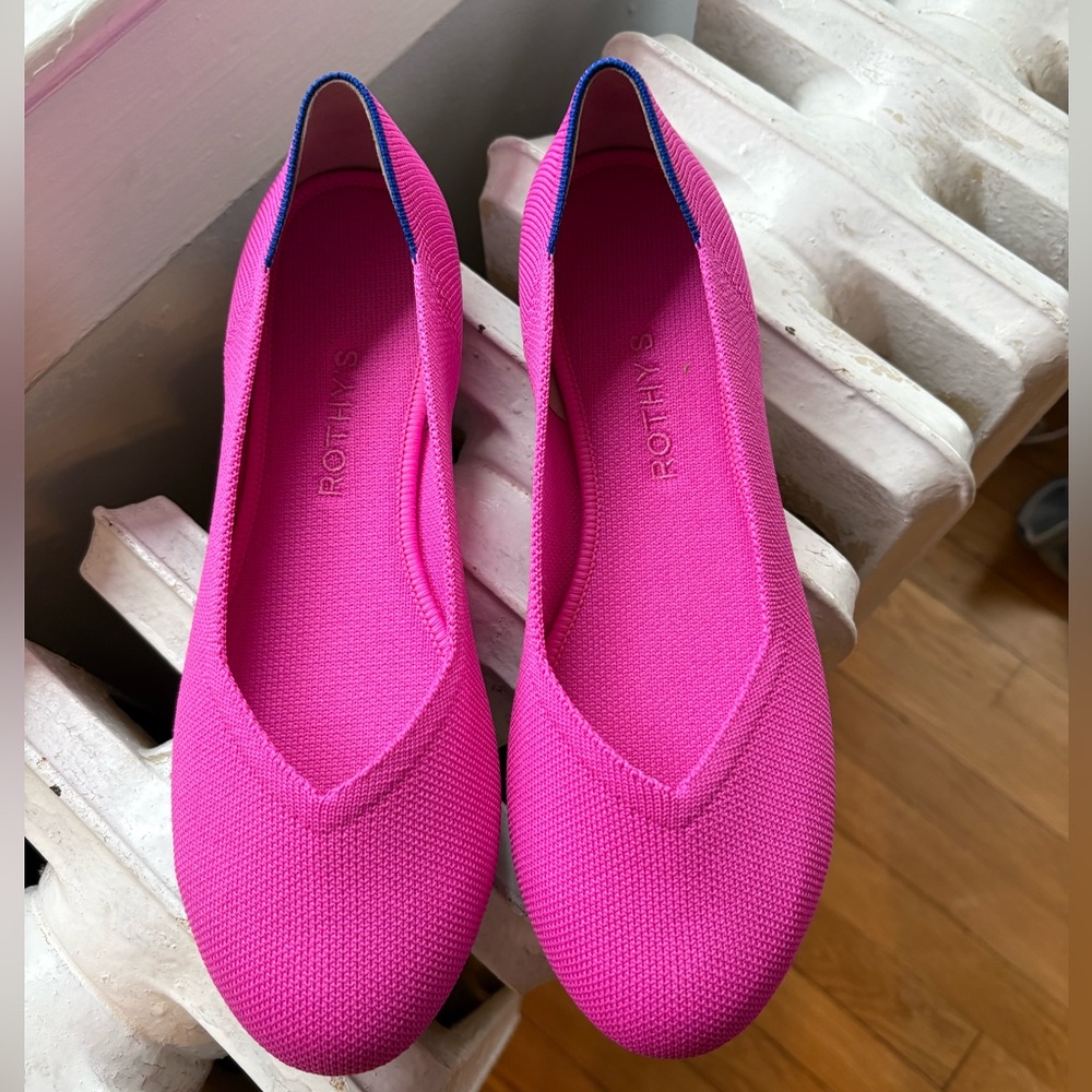 Rothy's Dragonfruit Flats. NWT. Size 9